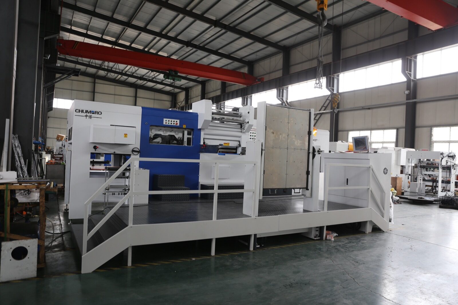 Automatic flatbed die cutting machine for paperboard and carton work